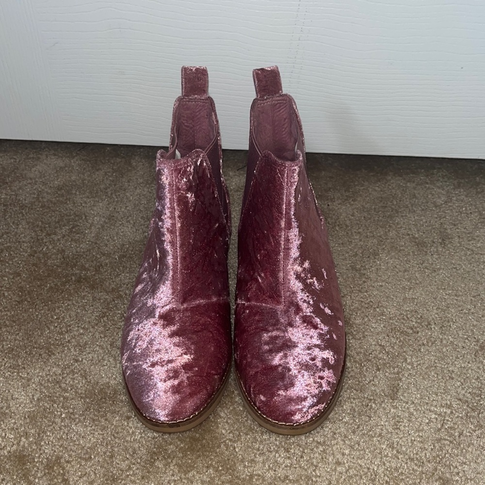 Tom’s Ella pink velour ankle boots. Great condition. Size 7